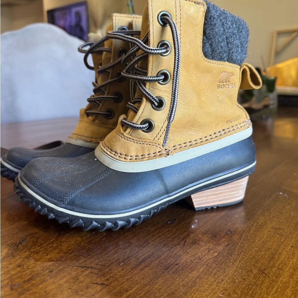 Sorel Women's Yellow and Black Winter Boots